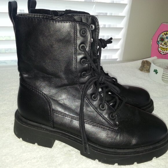 Size 9 Black Boots Bartender Work Shoes Worn Tilted Kilt LV - Picture 1 of 10